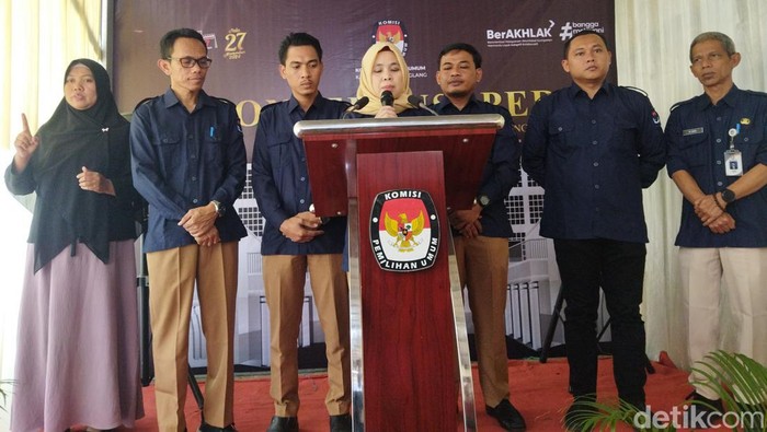 Ketua KPU Pandeglang Nunung Nurazizah (tengah). (Aris Rivaldo/detikcom)