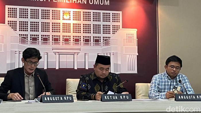Ketua KPU RI Mochammad Afifuddin (Tengah). (Anggi/detikcom)