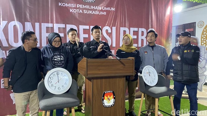 Komisioner KPU Kota Sukabumi saat konferensi pers saat penutupan pendaftaran Pilkada 2024