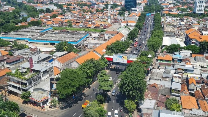 Kota Surabaya cerah sedikit berawan