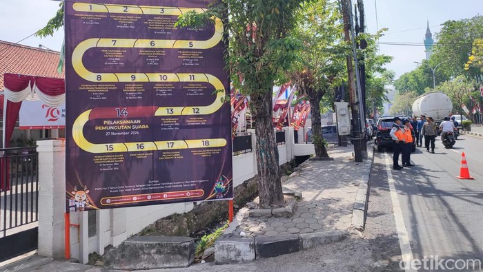 KPU Gresik memperpanjang masa pendaftaran peserta Pilbup Gresik 2024.
