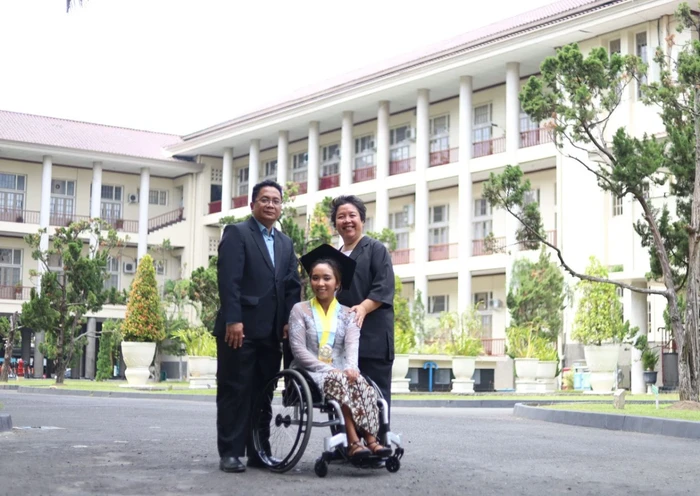Laura Sukses Sabet Gelar Sarjana dari UGM