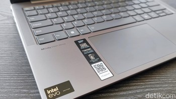 Yoga Slim 7i dilengkapi dengan prosesor Intel Core Ultra 7 155H processor generasi terbaru yang menawarkan kecepatan hingga 4,8 GHz. Foto: Rizqy Nur Amalia/detikINET