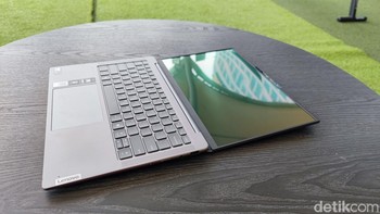 Lenovo Yoga Slim 7i punya engsel fleksibel, bisa dibuka sampai 180 derajat. Foto: Rizqy Nur Amalia/detikINET