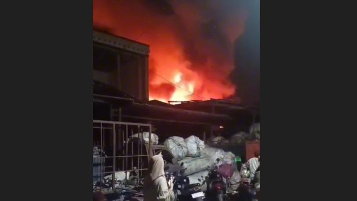 Kebakaran terjadi di permukiman penduduk di area tempat pembuangan akhir (TPA) Tamangapa, Kota Makassar, Sulawesi Selatan (Sulsel).