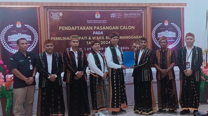 Maksi Ngkeros-Ronald Susilo saat mendaftar di KPU Manggarai pada Selasa (27/8/2024) (Istimewa)