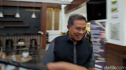 Mantan Bupati Lombok Barata Zaini Arony diperiksa penyidik Kejati NTB terkait dugaan korupsi gedung LCC di Desa Grimak, Kecamatan Narmada. (Ahmad Viqi/detikBali)