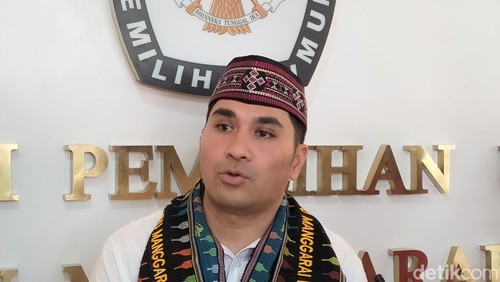 Christo Mario Y. Pranda seusai pendaftaran sebagai calon bupati di KPU Manggarai Barat, Kamis (29/8/2024. (Ambrosius Ardin)