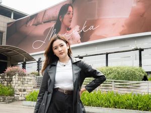 Meiska Adinda Ajak Fans Seru-seruan di Depan Billboard Gambar Wajahnya