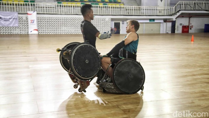 Melihat Atlet Rugby Kursi Roda Australia-Indonesia Bertanding Rugby kursi roda Australia bertanding melawan rugby kursi roda Indonesia dalam exhibiton games di GOR UNJ, Jakarta. Acara ini untuk memeriahkah Paralimpiade Paris 2024.