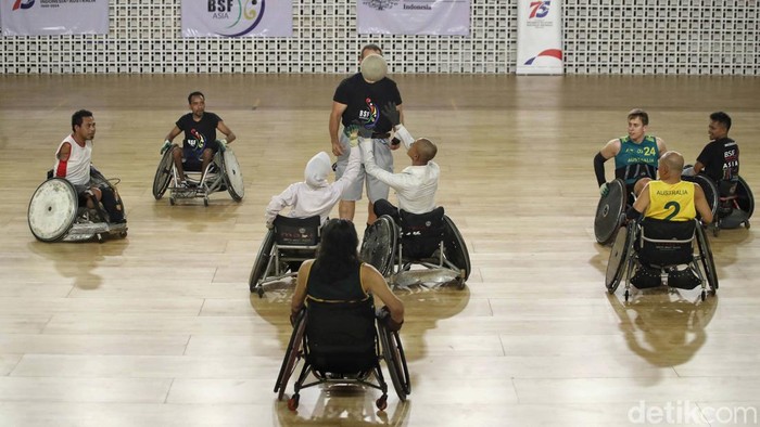 Melihat Atlet Rugby Kursi Roda Australia-Indonesia Bertanding