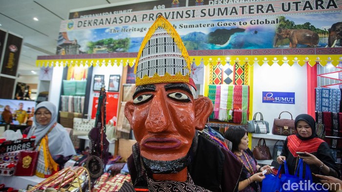 Pengunjung melihat kain dalam pameran Kriyanusa 2024 di Jakarta Convention Center (JCC), Senayan, Jakarta, Jumat (30/8/2024).