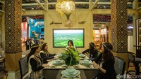 Selain tenun ada pula kerajinan yang merupakan ciri khas suatu wilayah dibalut dengan tampilan booth yang menarik, tak ketinggalan barang-barang tersebut dapat dibeli lho.