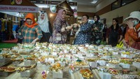Pameran menampilkan beragam produk kriya unggulan dalam negeri. Pengunjung tampak antusias melihat beragam kriya yang ditampilkan.