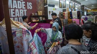Pengunjung melihat kain dalam pameran Kriyanusa 2024 di Jakarta Convention Center (JCC), Senayan, Jakarta, Jumat (30/8/2024).