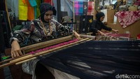 Dalam pameran ini juga pengunjung dapat melihat cara menenun kain tradisional.