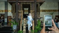 Pengunjung juga bisa berfoto dengan beragam kriya yang ditampilkan, seperti salah satunya rumah daerah ini.