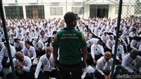 Menurut keterangan panitia, ospek diikuti sebanyak 7.000 mahasiswa baru.  