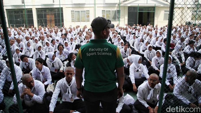 Melihat Ribuan Mahasiswa Baru Diospek di UNJ Ribuan mahasiswa baru mengikuti kegiatan ospek di kawasan Perguruan Tinggi Universitas Negeri Jakarta, Jakarta, Jumat (30/8/2024.