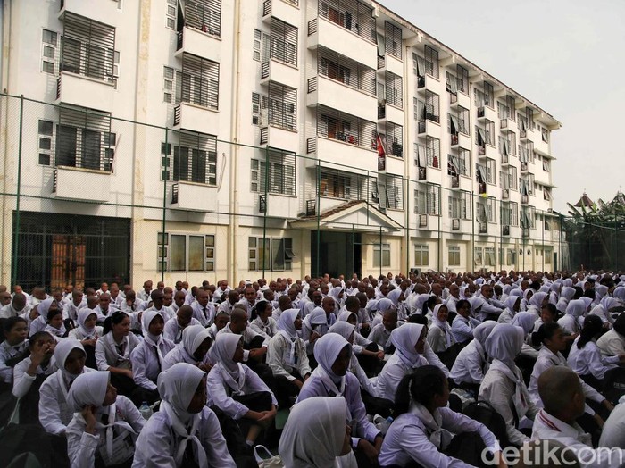 Ribuan mahasiswa baru mengikuti kegiatan ospek di kawasan Perguruan Tinggi Universitas Negeri Jakarta, Jakarta, Jumat (30/8/2024.