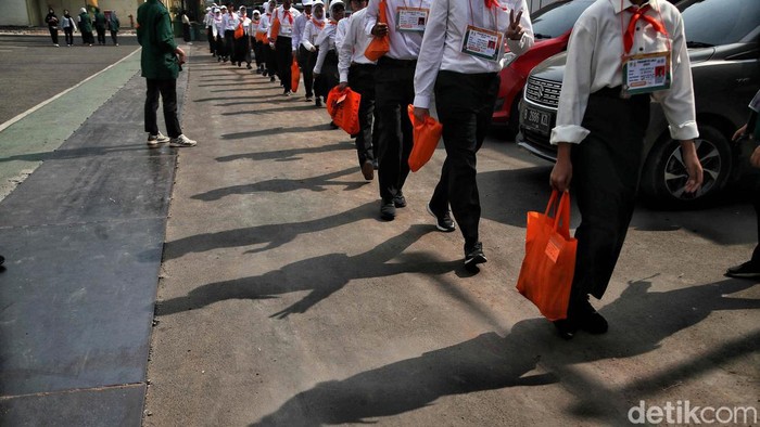 Ribuan mahasiswa baru mengikuti kegiatan ospek di kawasan Perguruan Tinggi Universitas Negeri Jakarta, Jakarta, Jumat (30/8/2024.