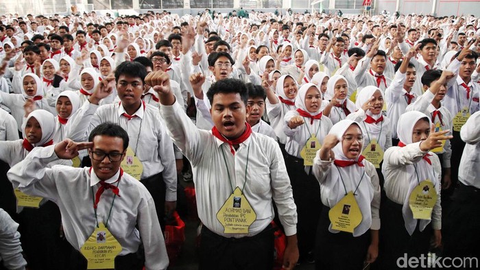 Ribuan mahasiswa baru mengikuti kegiatan ospek di kawasan Perguruan Tinggi Universitas Negeri Jakarta, Jakarta, Jumat (30/8/2024.