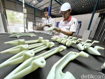 Mengintip Proses Pengecatan Komponen Motor di Purwakarta