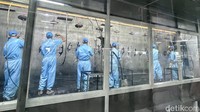 Pekerja melakukan proses pengecatan komponen sepeda motor di PT Arkha Industries Indonesia, Purwakarta, Jawa Barat.  