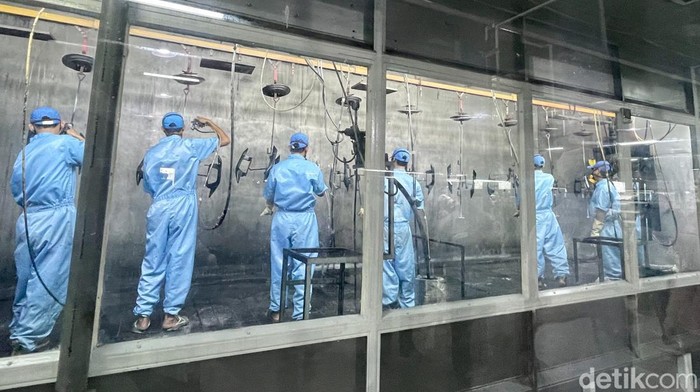 Pekerja melakukan proses pengecatan komponen sepeda motor di PT Arkha Industries Indonesia, Purwakarta, Jawa Barat.