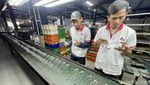 Mengintip Proses Pengecatan Komponen Motor di Purwakarta