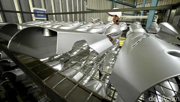 Mengintip Proses Pengecatan Komponen Motor di Purwakarta Pekerja melakukan proses pengecatan komponen sepeda motor di PT Arkha Industries Indonesia, Purwakarta, Jawa Barat.