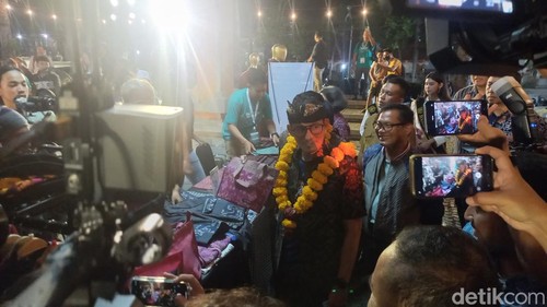 Menparekraf Sandiaga Salahuddin Uno saat tiba di Gedung Sasana Budaya, Singaraja, Buleleng, Jumat (30/8/2024) malam. (Made Wijaya Kusuma/detikBali)