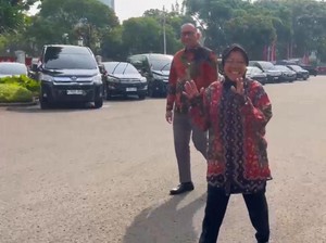 Risma Bungkam Saat Ditanya Kapan Mundur dari Kabinet Usai Daftar Cagub