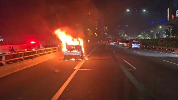 Mobil terbakar di Tol Dalam Kota