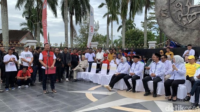 Molen-Hakim daftar ke KPU Pangkalpinang, siap melawan kotak kosong.