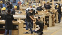 Narapidana dalam fase kepercayaan mengikuti kursus pertukangan di pabrik penjara, di Santa Ana, El Salvador, Kamis (29/8/2024).