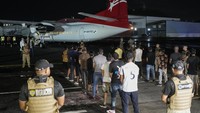 Migran menaiki pesawat untuk dideportasi ke Ekuador di bandara Albrook di Kota Panama, Kamis (29/8/2024).