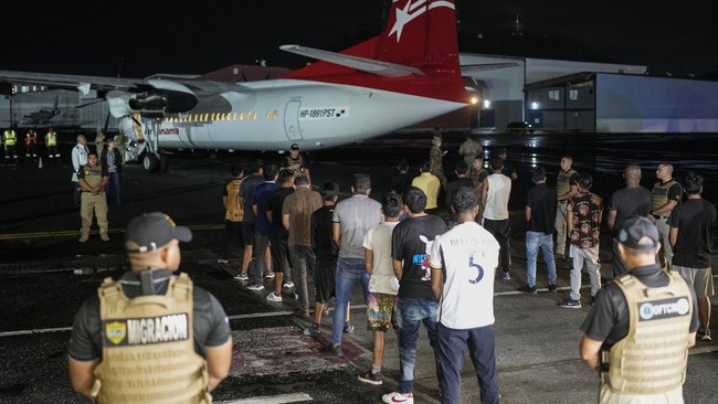 Panama Deportasi Puluhan Migran Ilegal dengan Tangan-Kaki Diborgol