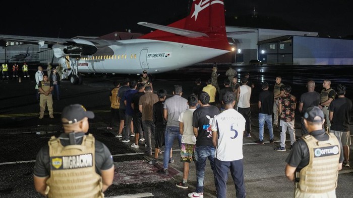 Panama Deportasi Puluhan Migran Ilegal dengan Tangan-Kaki Diborgol Migrants board a plane for deportation to Ecuador at the Albrook airport in Panama City, Thursday, Aug. 29, 2024. (AP Photo/Matias Delacroix)