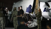 Dilansir Al Jazeera, mereka yang dideportasi telah diperiksa dengan detektor logam sebelum menaiki pesawat.