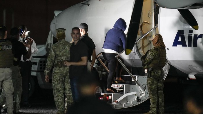 Migrants board a plane for deportation to Ecuador at the Albrook airport in Panama City, Thursday, Aug. 29, 2024. (AP Photo/Matias Delacroix)