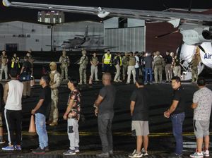 Panama Deportasi Puluhan Migran Ilegal dengan Tangan-Kaki Diborgol
