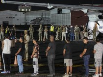 Panama Deportasi Puluhan Migran Ilegal dengan Tangan-Kaki Diborgol