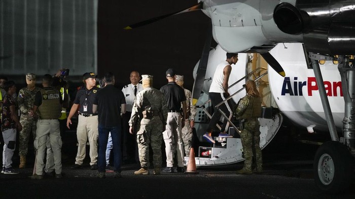 Migrants board a plane for deportation to Ecuador at the Albrook airport in Panama City, Thursday, Aug. 29, 2024. (AP Photo/Matias Delacroix)