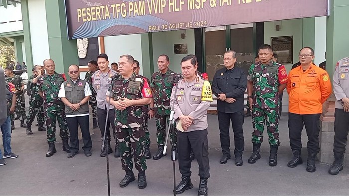 Pangkogabwilhan II Marsdya TNI Khairil Lubis dan Kabaharkam Polri Komjen Mohammad Fadil Imran  di Gor Yudomo Kepaon, Denpasar, Jumat (30/8/2024). (Aryo Mahendro/detikBali).