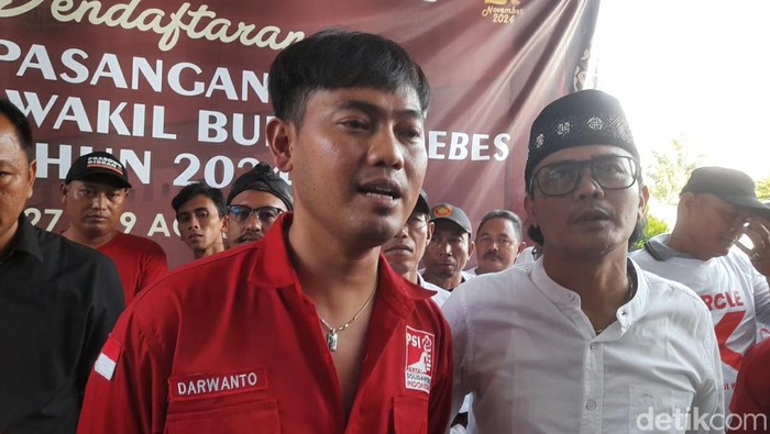 Para pengurus PSI Brebes mendatangi KPU setempat untuk mencabut dukungan dalam pilkada, Jumat (30/8/2024).