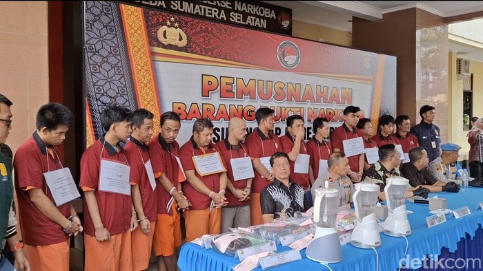 Para tersangka pengedar dan bandar sabu saat dihadirkan dalam ungkap kasus di Polda Sumsel