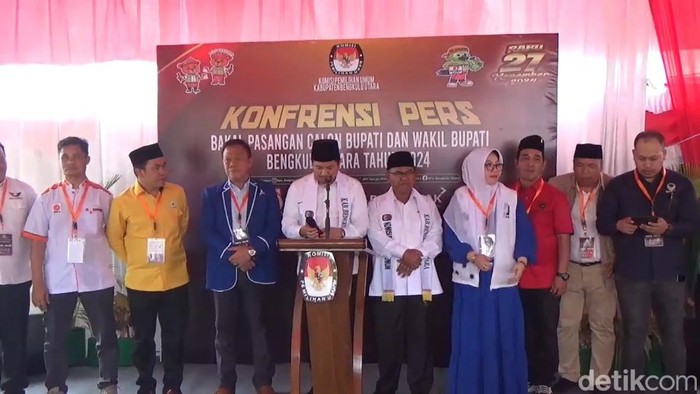Pasangan calon Bupati dan Wakil Bupati Bengkulu Utara Arie Septia Adinata dan Sumarno mendaftarkan diri ke KPUD