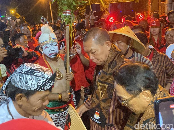 Pasangan calon Wali Kota dan Wakil Wali Kota Solo dari PDIP, Teguh Prakosa dan Bambang Gage, mendaftarkan diri ke KPU Solo, Kamis (29/8/2024) malam.