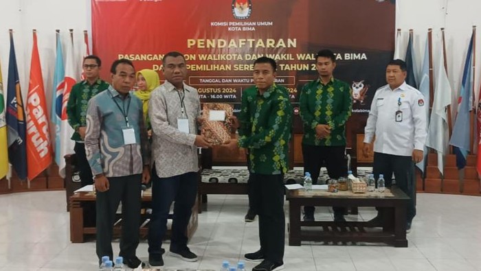 Pasangan Syafriansar-Syamsudin Daftar Pilwalkot Bima 2024 di KPU Kota Bima, Kamis (29/8/2024) malam. Pasangan itu diusung partai nonkursi DPRD Kota Bima.